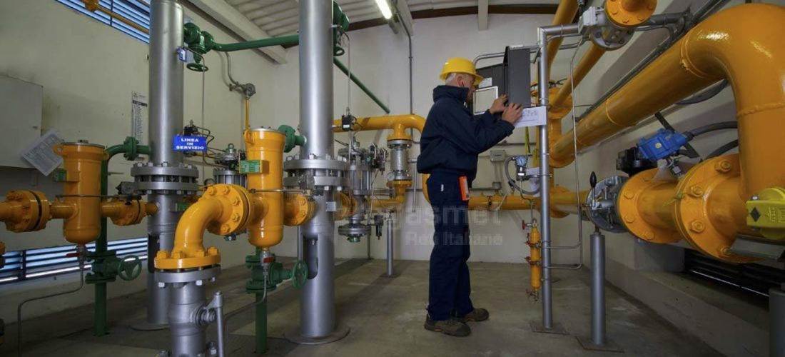 Lavoratore addetto alla manutenzione svogle il suo lavoro