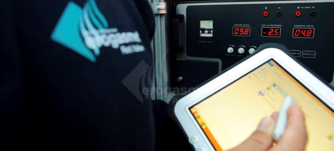 controllo di un apparecchiatura relizzato da un lavoratore porfessionista erogasmet tramite un palmare