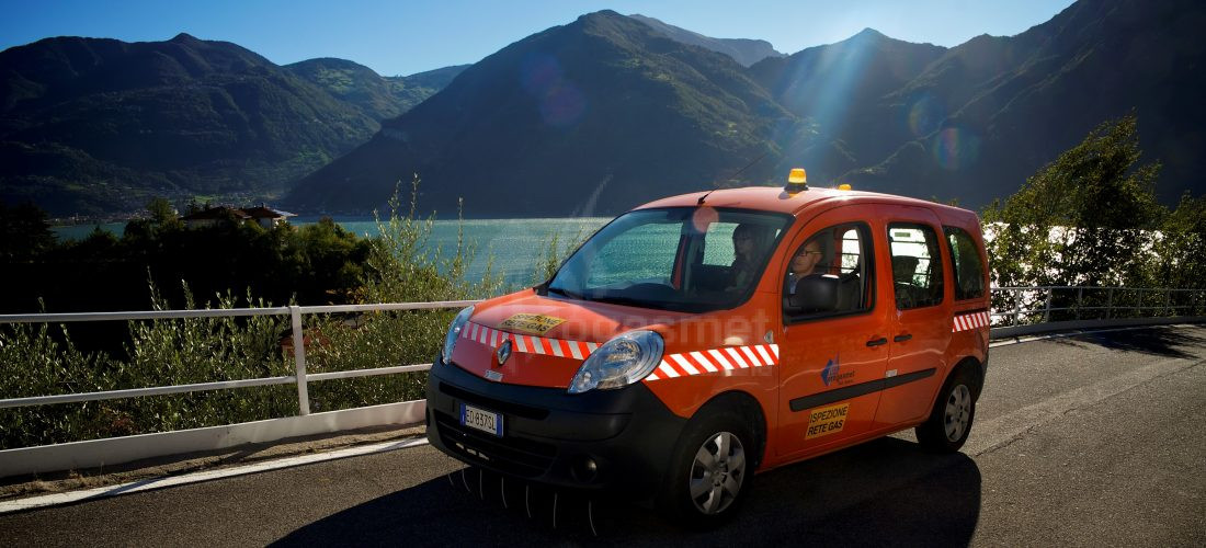 Vista di una coppia di addetti all'ispezione degli impianti mentre guidano un auto per recarsi sul luogo dell'ispezione