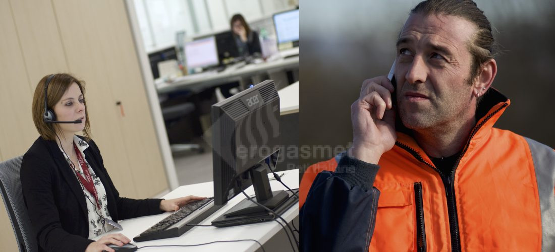 A sinistra una donna lavora ad un centralino di fornte a un computer, a destra un uomo chiama tramite cellulare
